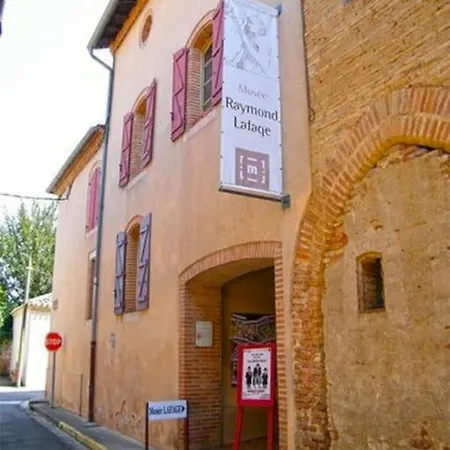 Au Cabanon De *